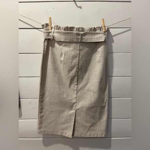 Linda Matthews Beige Vertical Striped Stretch Skirt  – Size 8🤍 - Picture 5 of 6